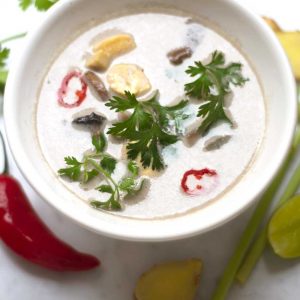 SOPA DE POLLO TOM KHA GAI ( 2 porciones )
