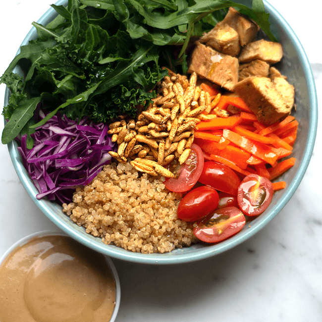 Bowl con pollo y arroz crocante con vinagreta spicy de almendras