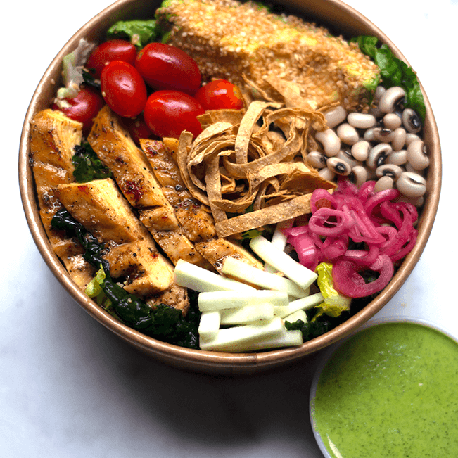 Bowl mexicano con pollo, tortillas y vinagreta de cilantro