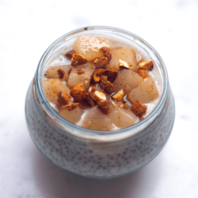 Pudding de chia con peras criollas, especias y almendras garrapiñadas