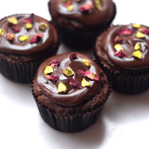 Cupcakes de Chocolate Orgánico con pétalos de Rosas y Pistachos  ( 4 unidades )
