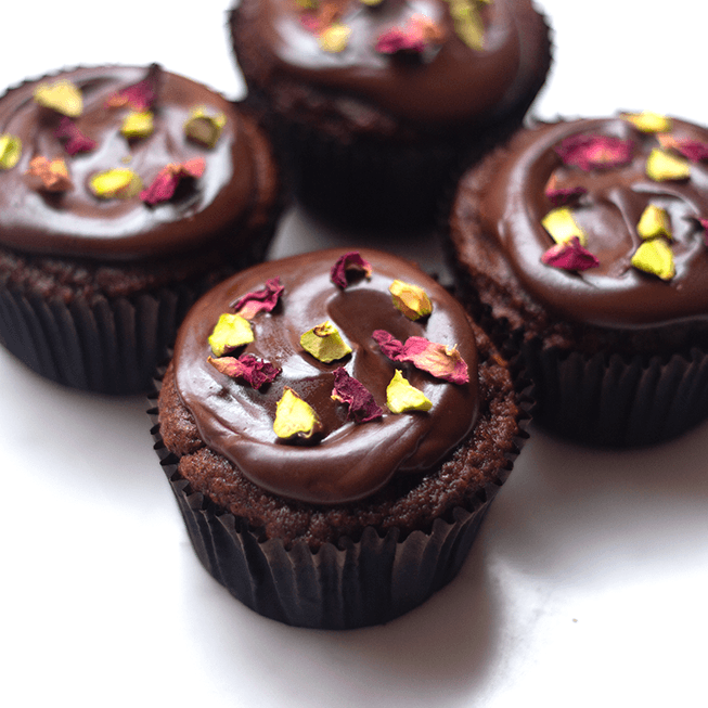 Cupcakes de Chocolate Orgánico con pétalos de Rosas y Pistachos  ( 4 unidades )
