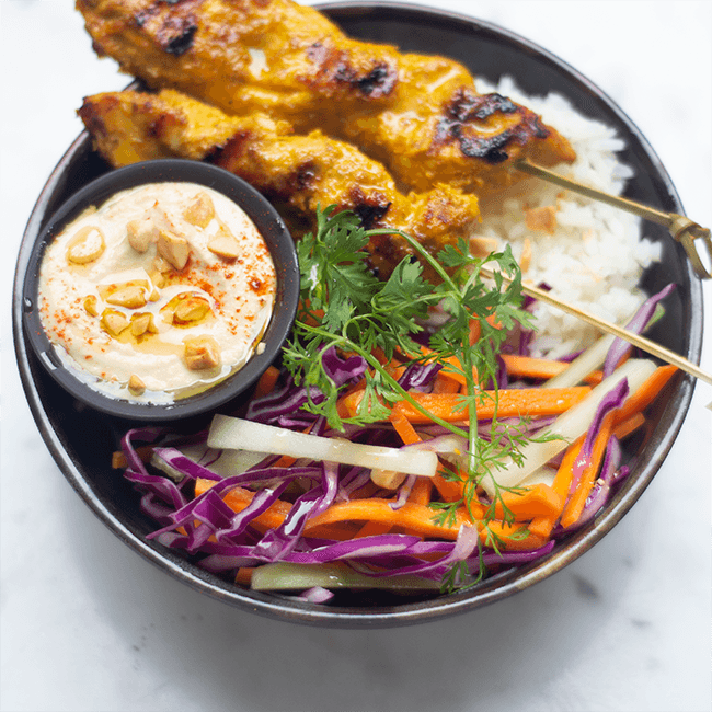 SATAY DE POLLO CON SALSA DE MANI